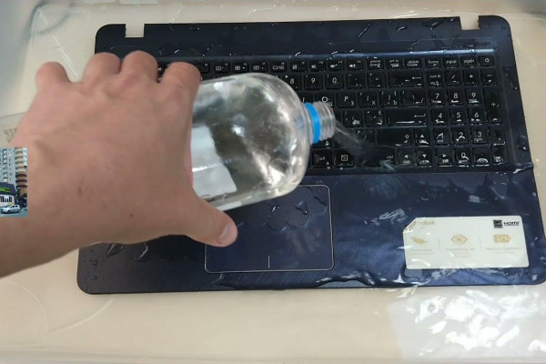 Ноутбук после пролитой воды