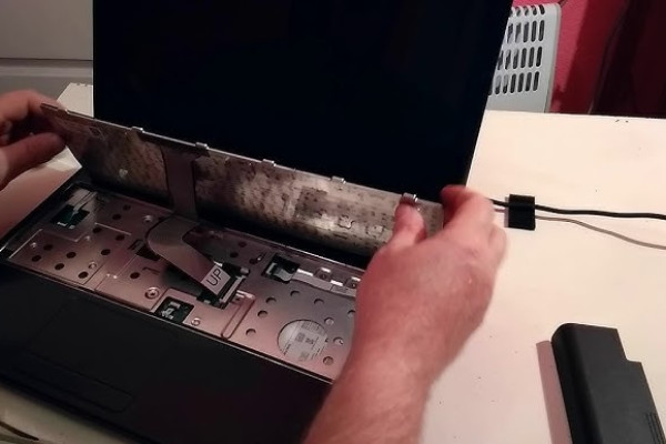 Почему ноутбук пищит при зарядке