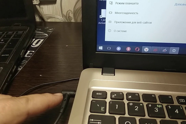 Ноутбук отключается при зарядке